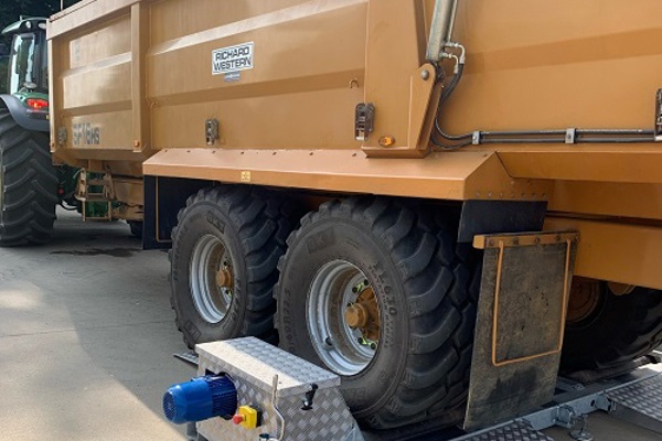 Brake testing machine on a yellow rolling road